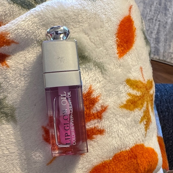 DIOR Lip Glow Oil Hydrating High-Shine Gloss - 063 Pink Lilac - Picture 4 of 5